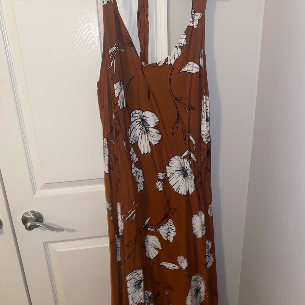 Flowy dress with tie
